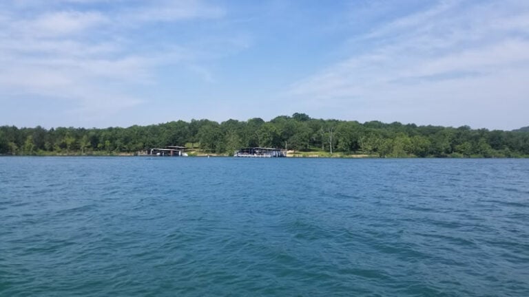 A picture of a boat fishing on Table Rock Lake