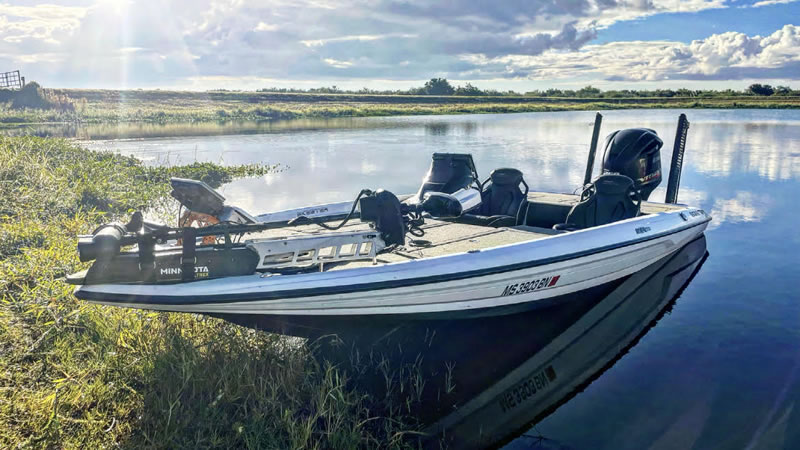 His Boat 21' Skeeter by